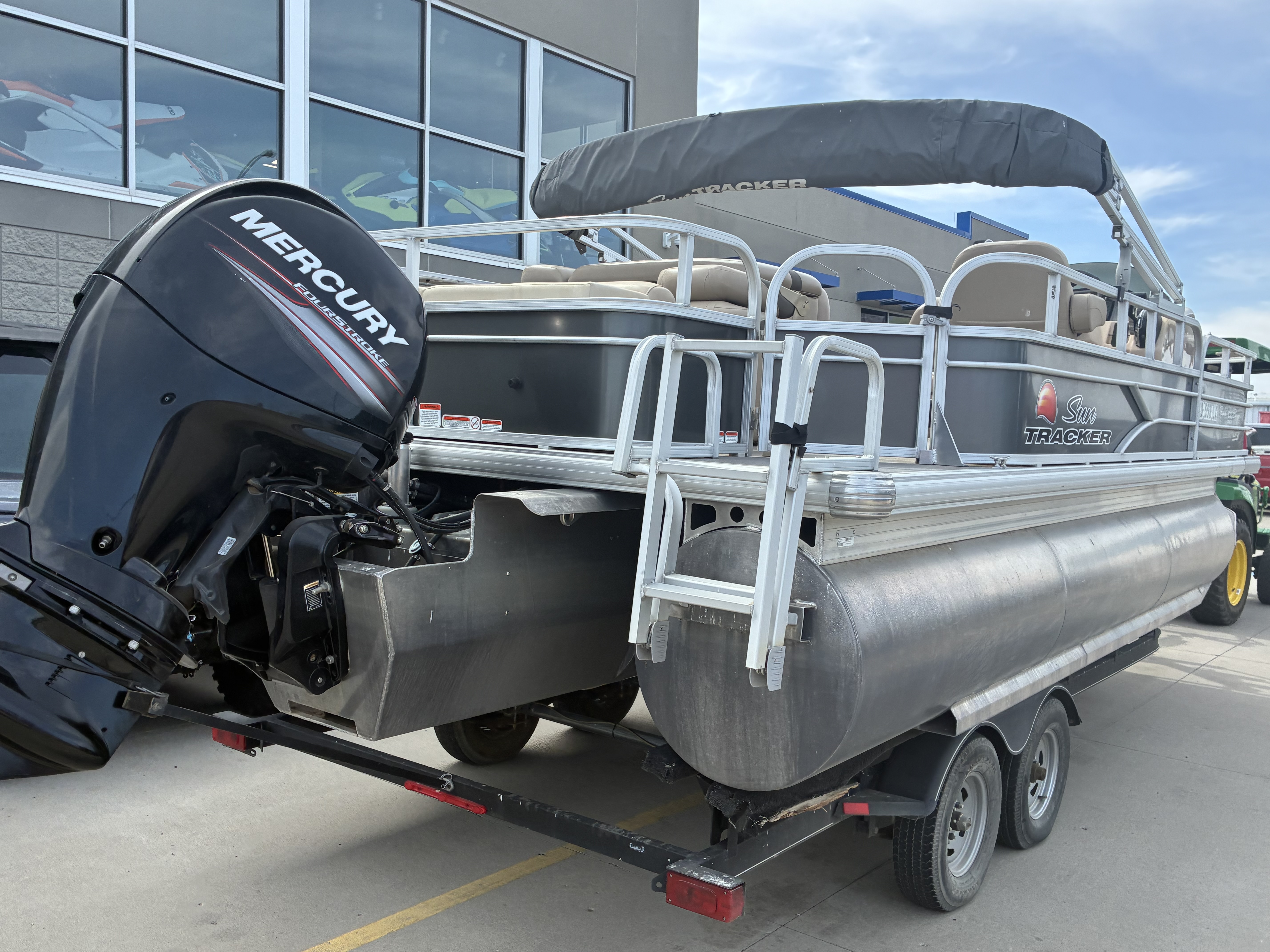 Suntracker Fishing Barge 22 XP3 - Image 9