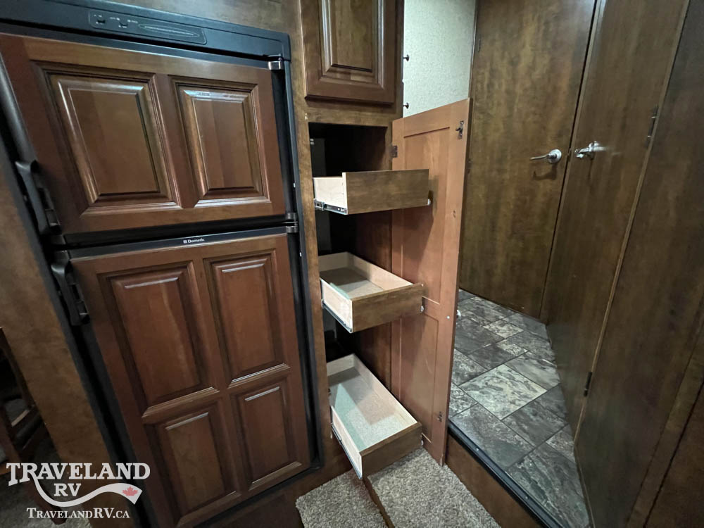 2015 Coachmen Chaparral Signature 327RLKS - Image 15