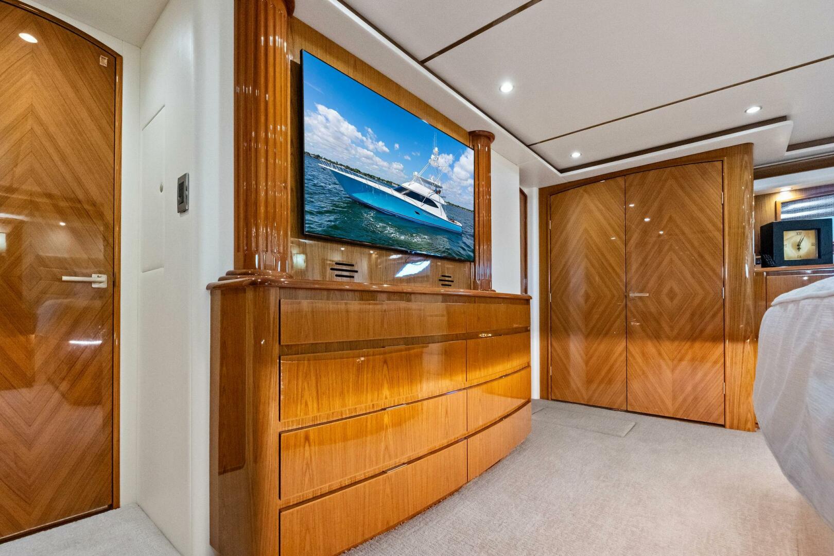 2012 Viking 82 Convertible - Image 25