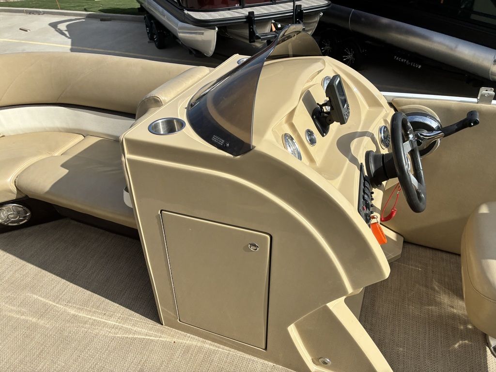 2015 Larson Escape 2200 RT - Image 17