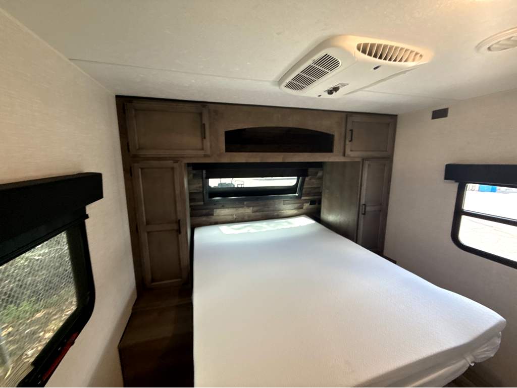 2024 VENTURE RV STRATUS 261VRB - Image 17