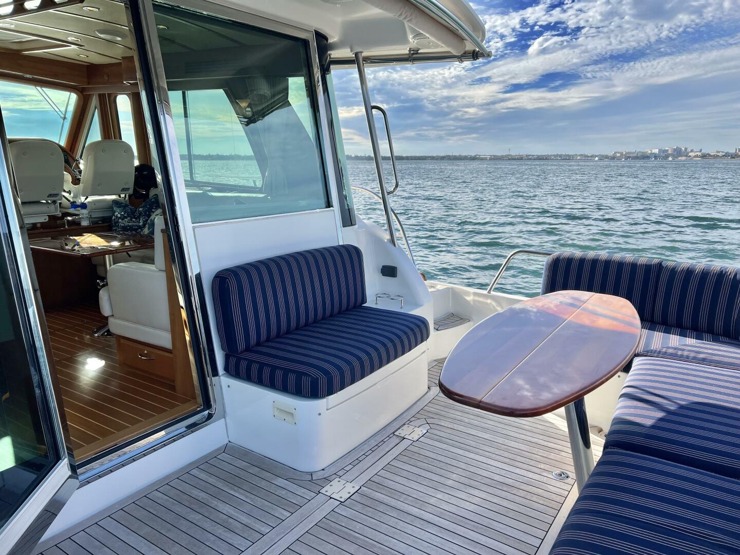 2017 Sabre 48 Salon Express - Image 9