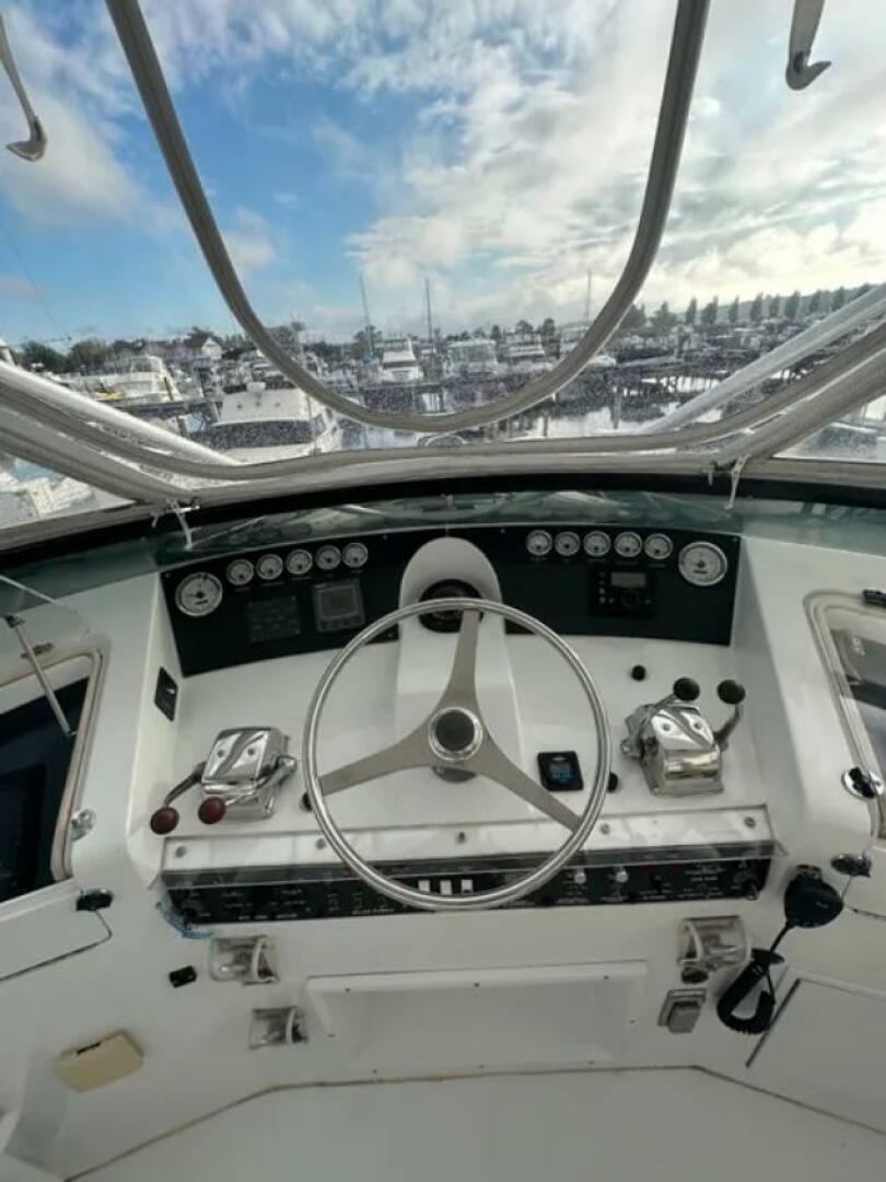 1994 Hatteras 48 Cockpit Motor Yacht - Image 3