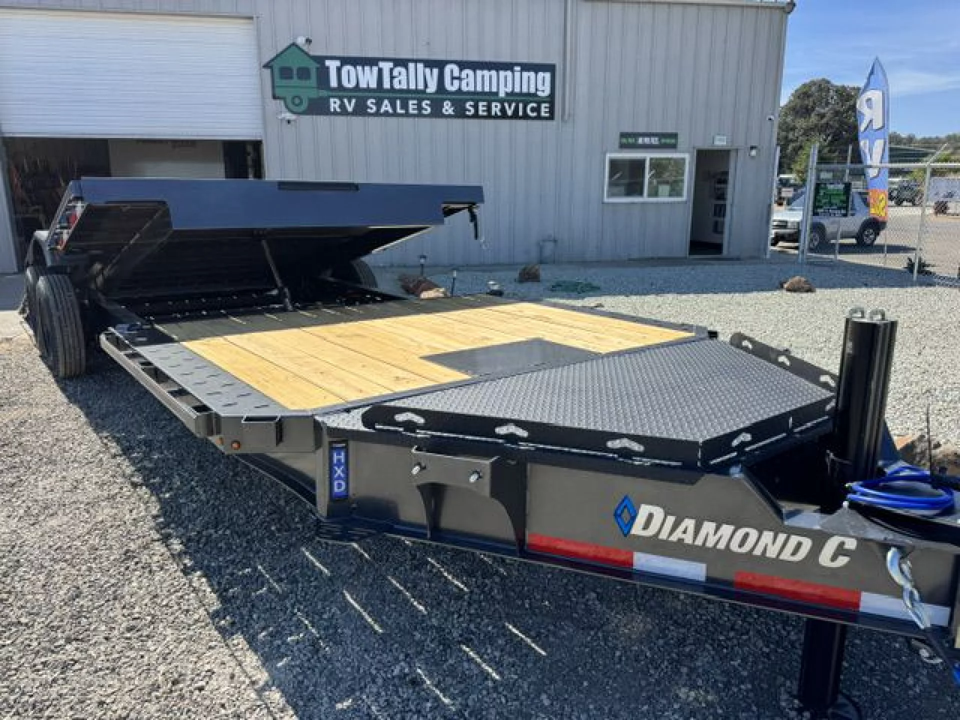 2027 DIAMOND C TRAILERS DIAMOND C HXD 208 - Image 2