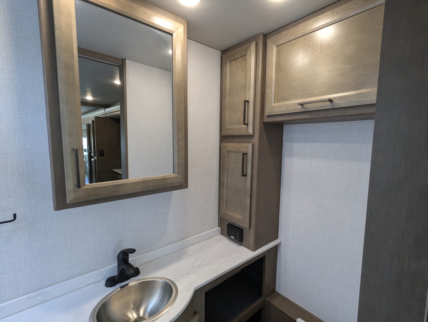 2026 Holiday Rambler Invicta 33HB - Image 27
