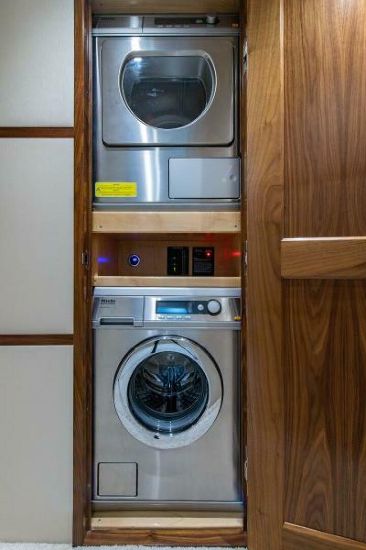 2018 Viking Enclosed Flybridge - Image 27