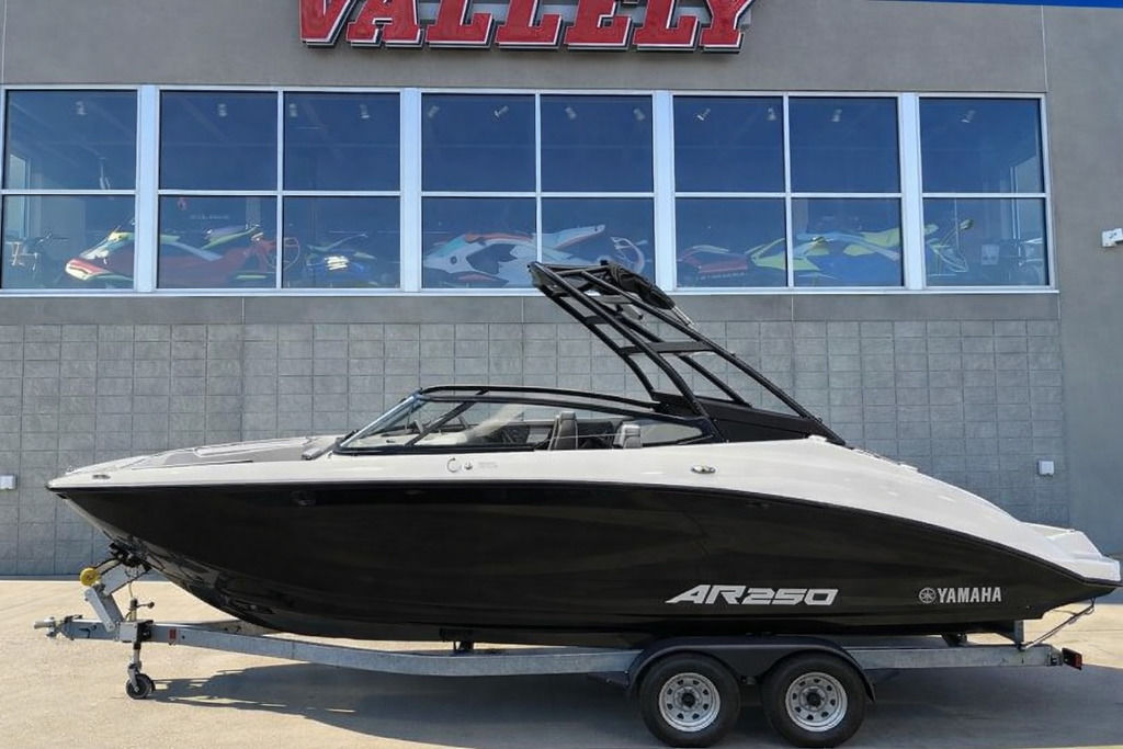 2026 Yamaha Boats AR250 - Image 1