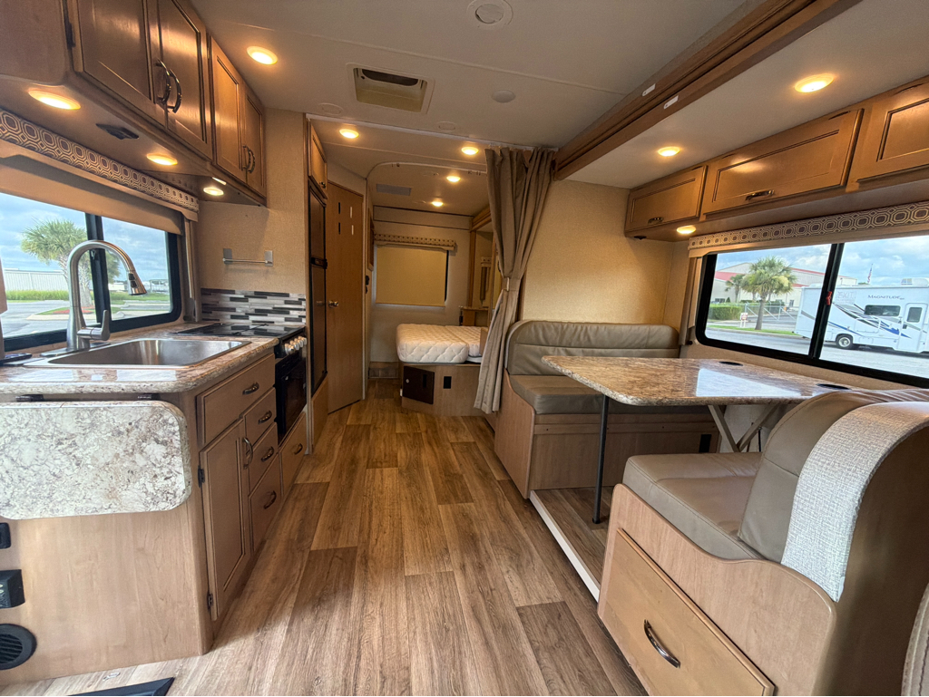 2019 Thor Motor Coach FOUR WINDS 24WS - Image 13
