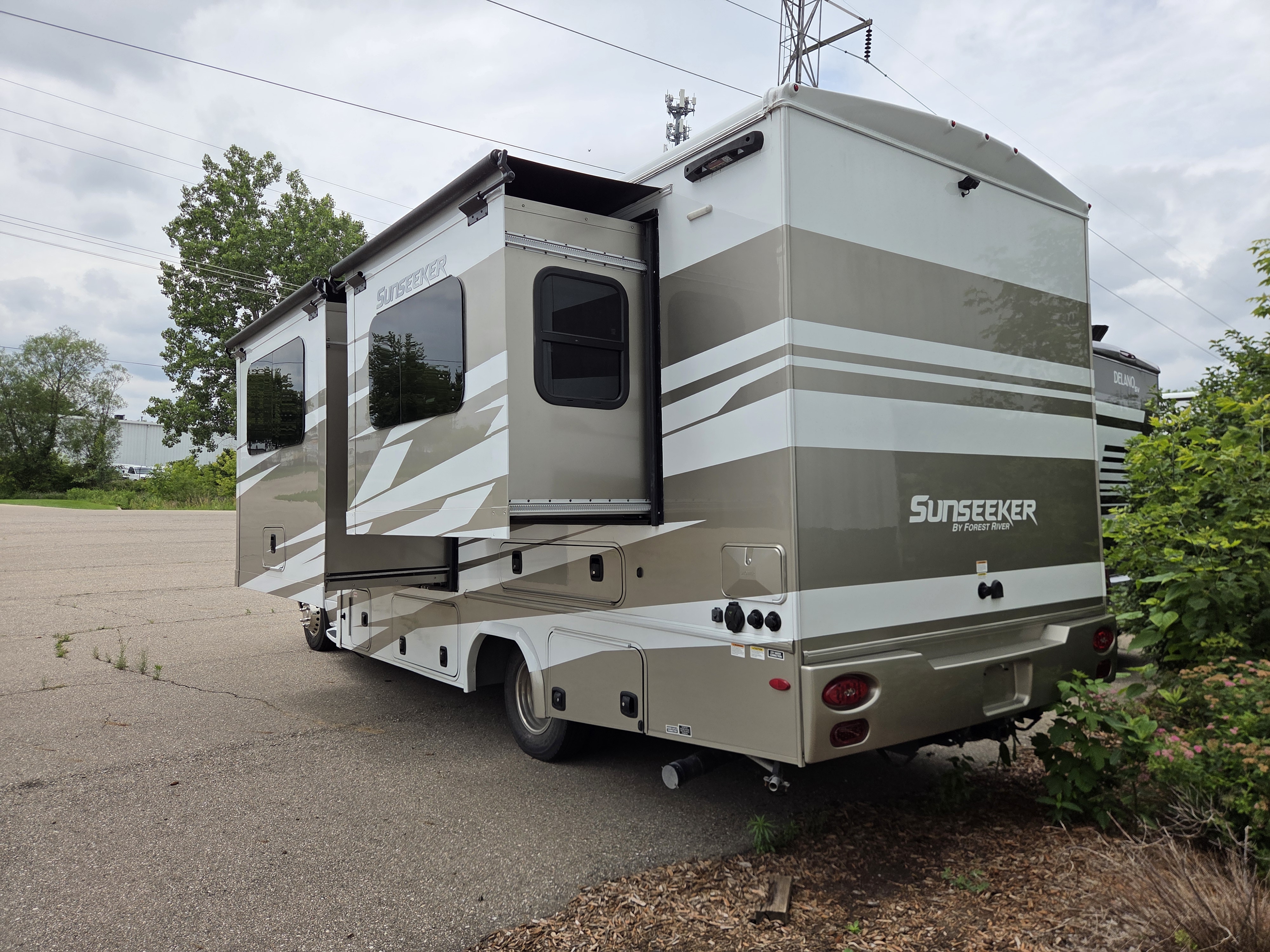 2025 Forest River Sunseeker 2400BDS - Image 2