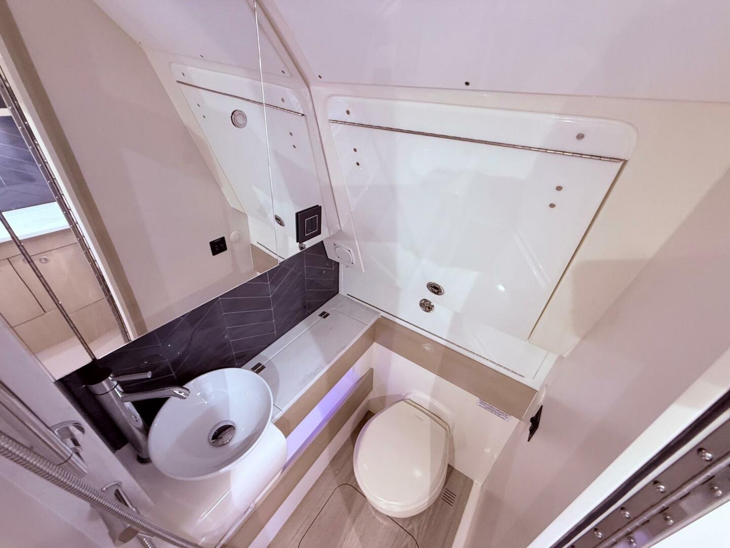 2006 Carver 43 Motor Yacht - Image 53