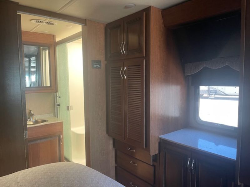 2017 Holiday Rambler Vacationer XE 34S - Image 15
