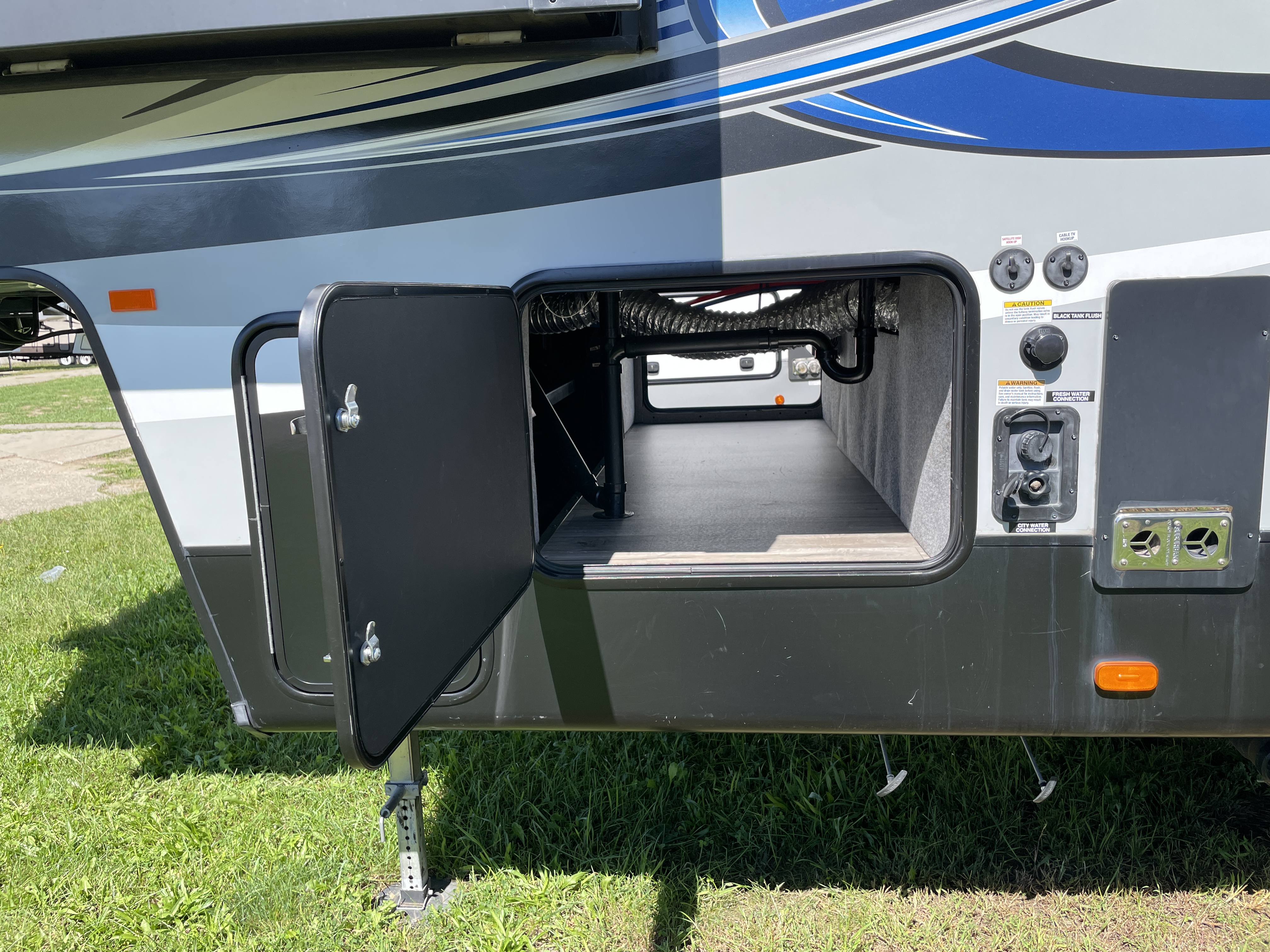2018 Forest River Cherokee Arctic Wolf 265DBH8 - Image 6