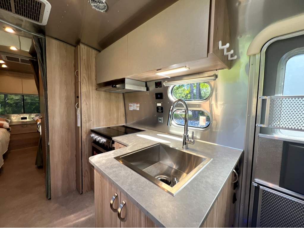 2027 AIRSTREAM FLYING CLOUD 25FBT - Image 10