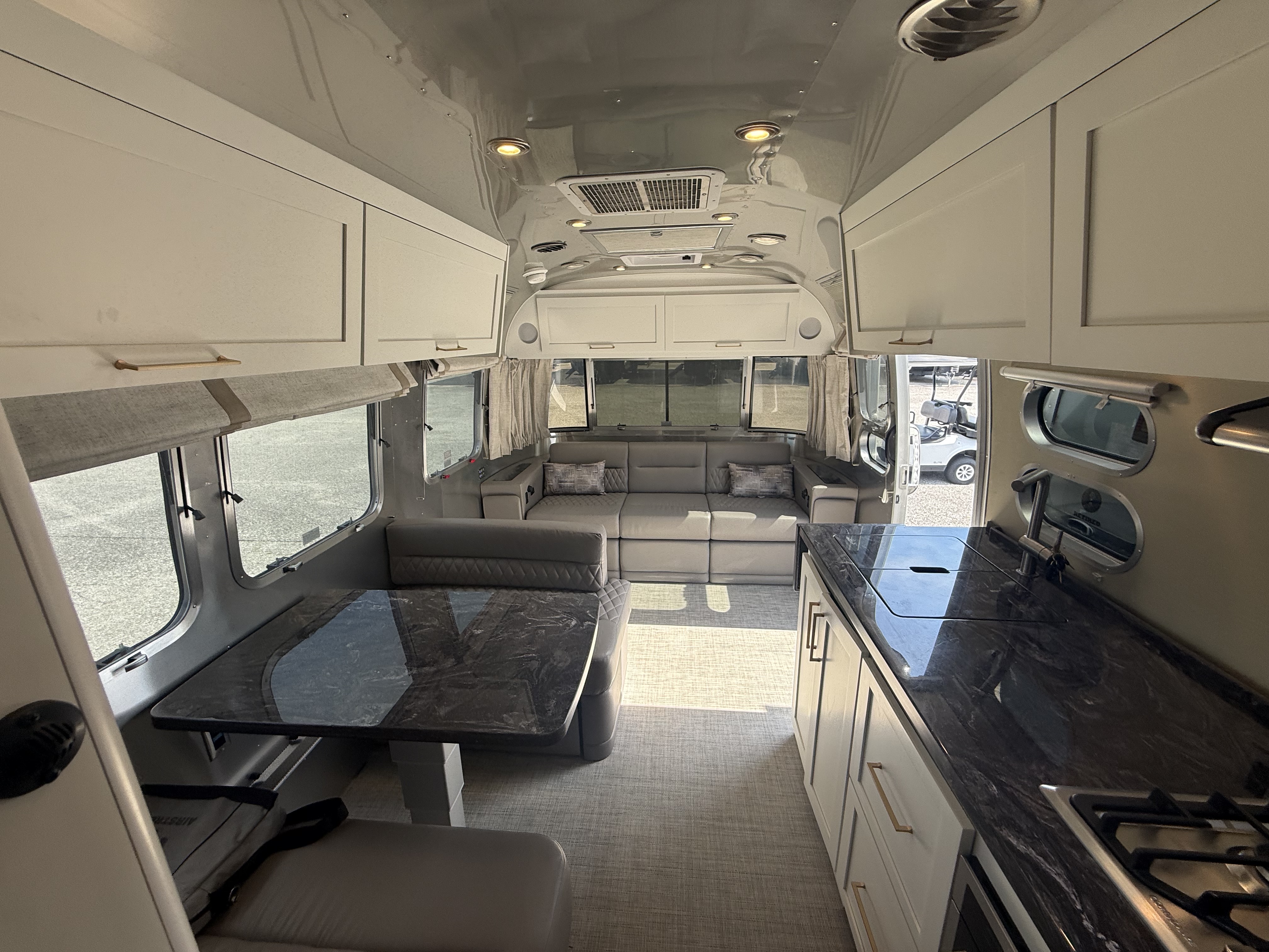 2025 AIRSTREAM CLASSIC 30RB - Image 22
