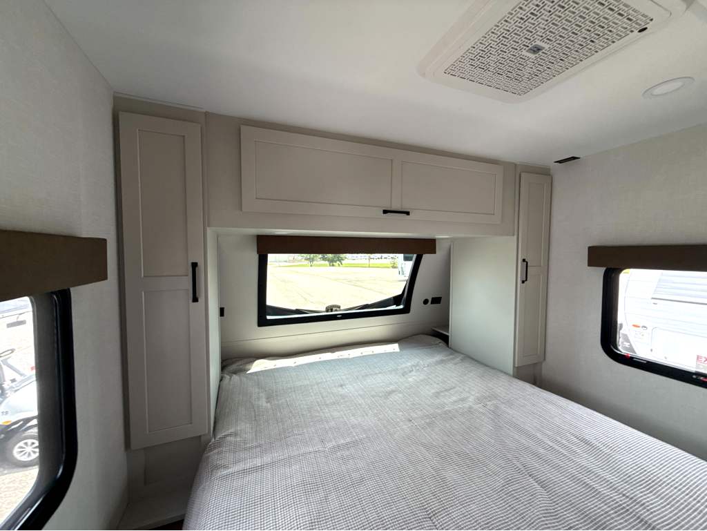 2027 VENTURE RV SPORTTREK 333VIK - Image 30