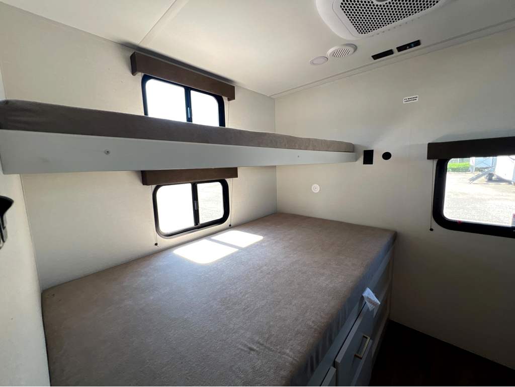 2027 GRAND DESIGN TRANSCEND 335BHT - Image 20