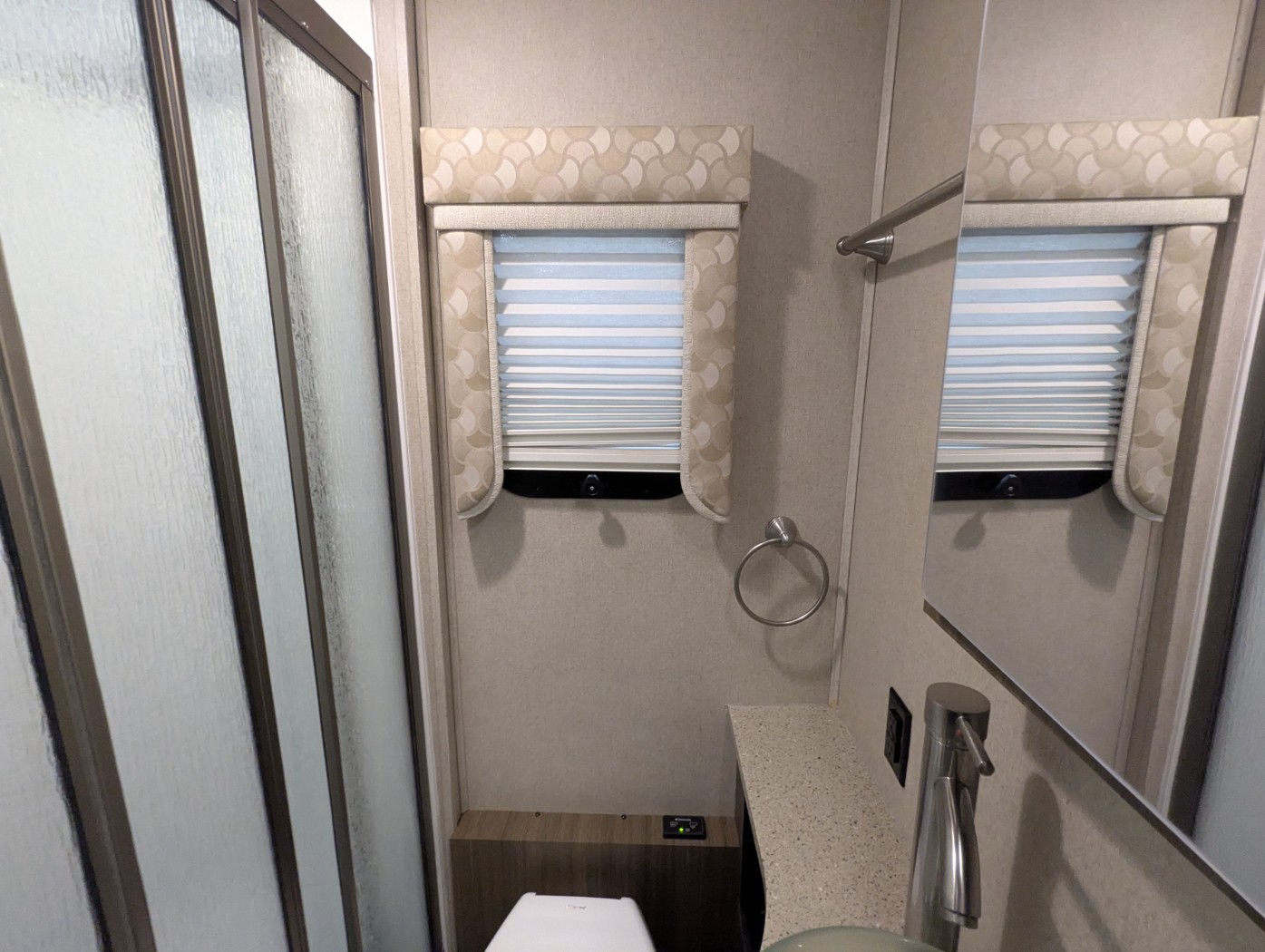 2015 RENEGADE Villagio 25QRS - Image 19