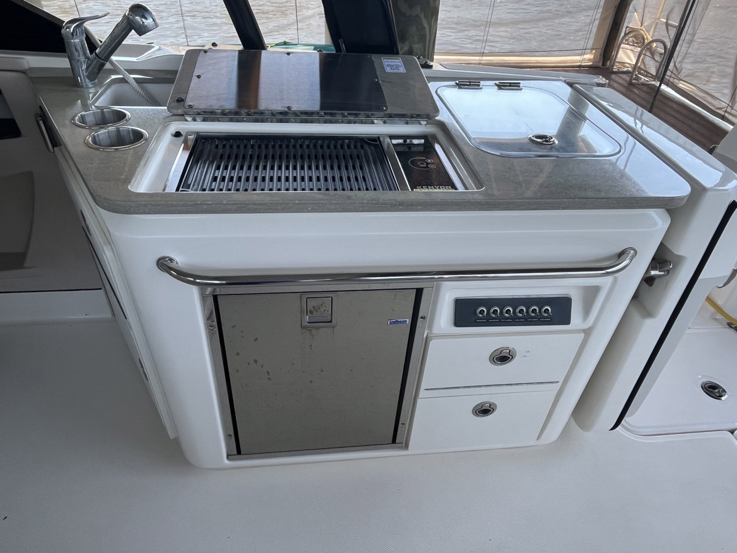 2022 Boston Whaler 320 Vantage - Image 24