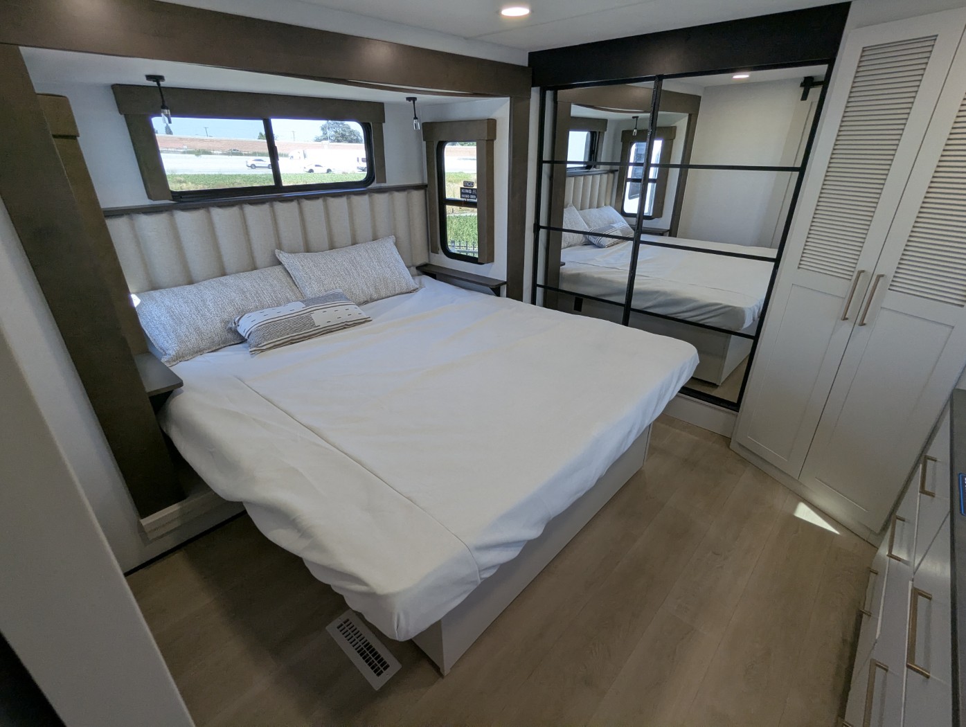 2027 Alliance RV Paradigm 310RL - Image 28