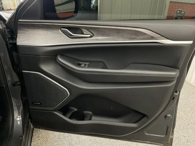 2023 Jeep Grand-Cherokee-L Laredo Altitude 4x4 - Image 25