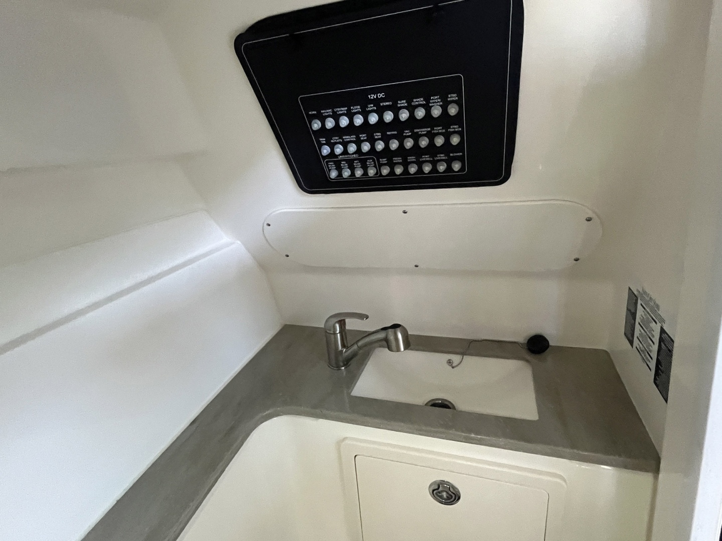 2022 Boston Whaler 320 Vantage - Image 12