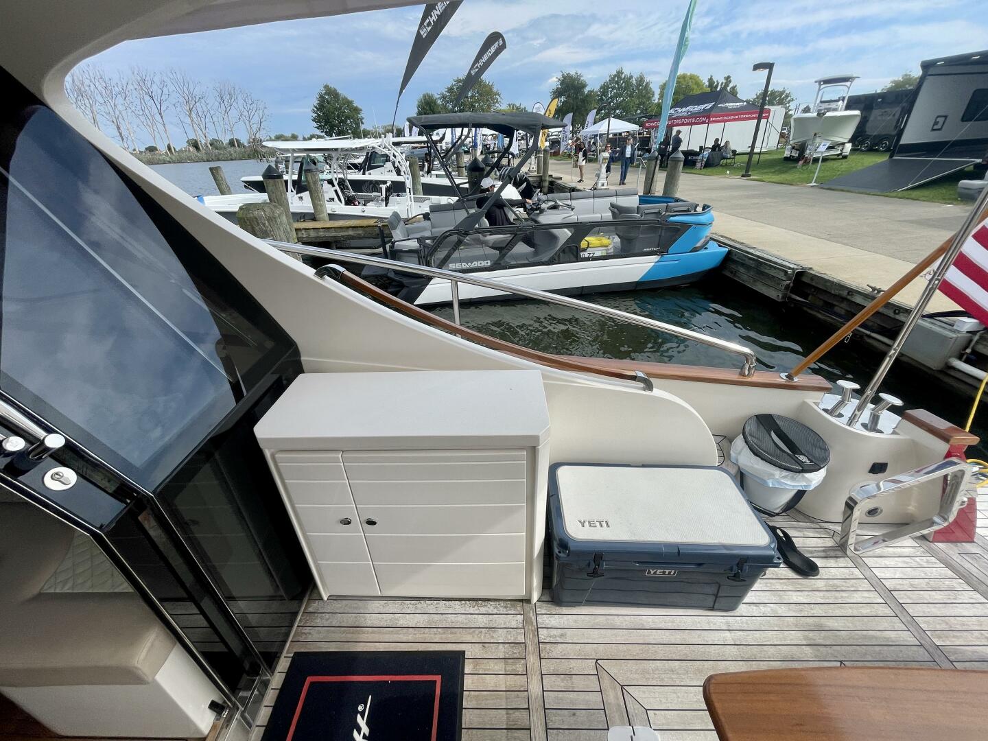 2017 Chris-Craft Commander 42 - Image 12
