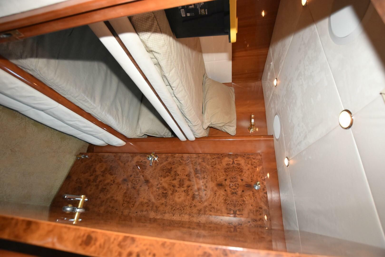 1998 Hatteras 74 Sportdeck - Image 32
