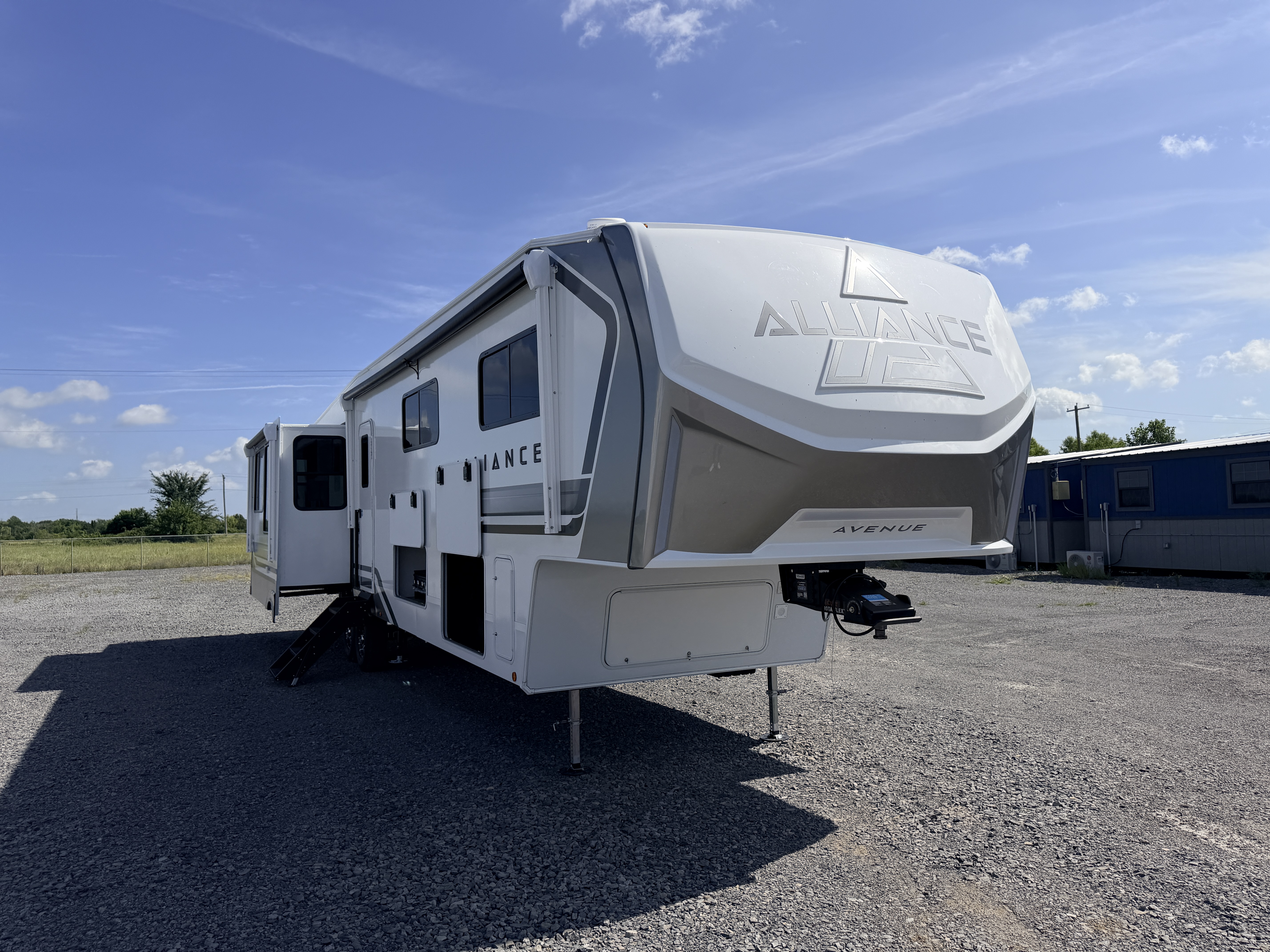 2027 Alliance Avenue All-Access 39MBR - Image 1