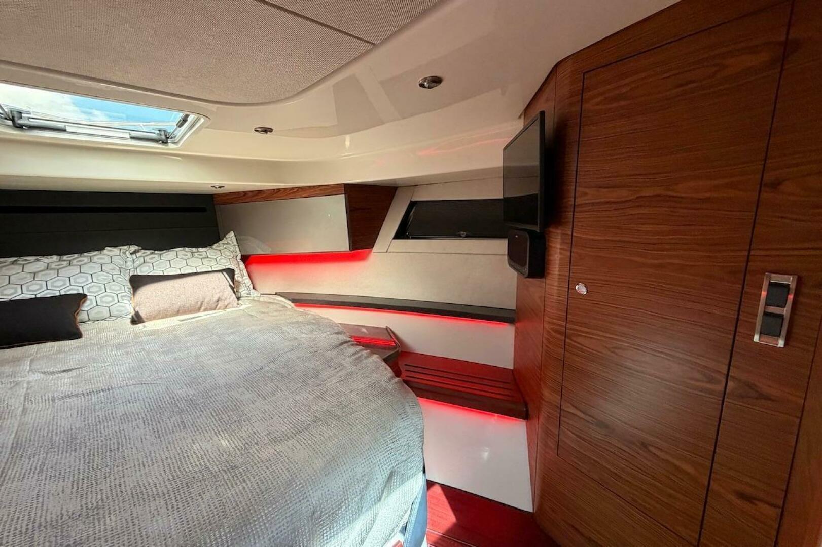 2021 Boston Whaler 405 Conquest - Image 30