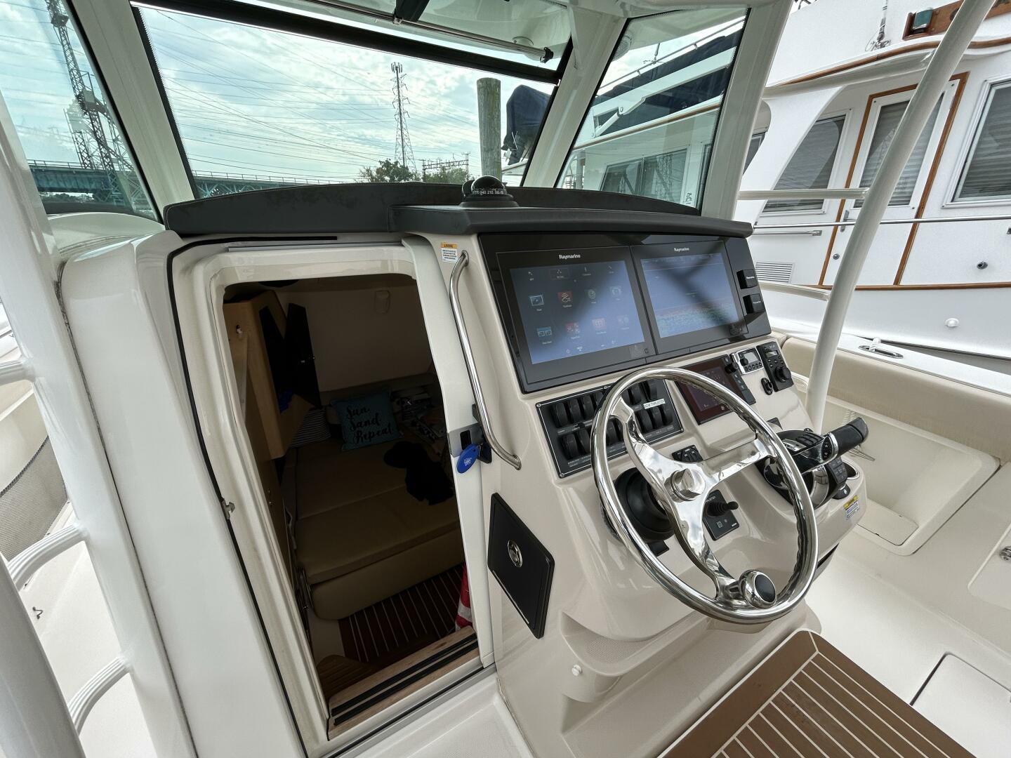 2017 Boston Whaler 370 Outrage - Image 11