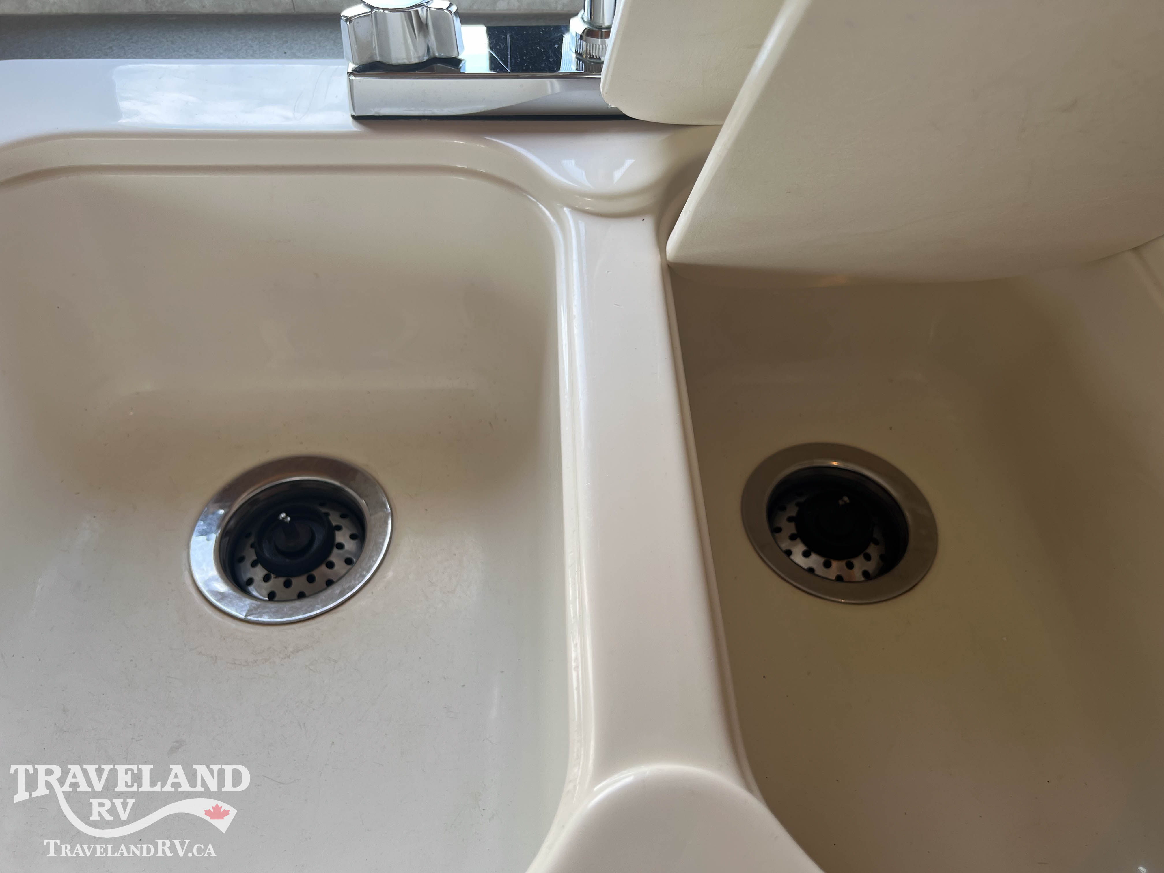 2010 Winnebago Access 24V - Image 18