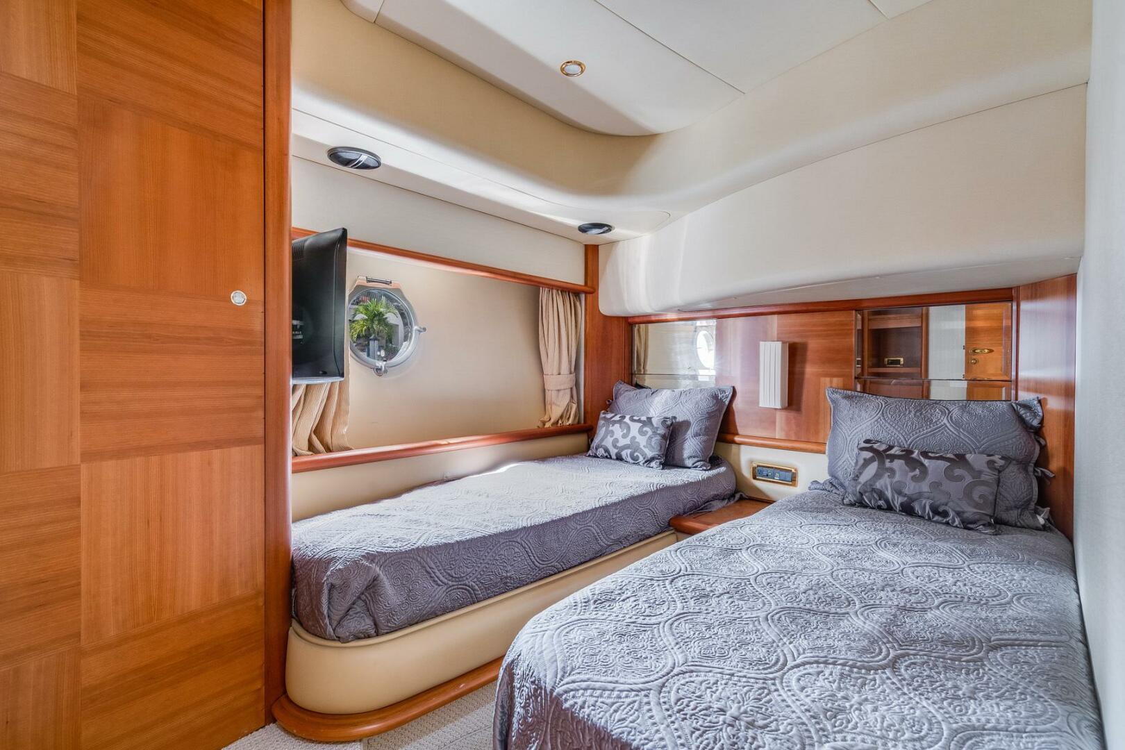 2009 Azimut 62E - Image 33