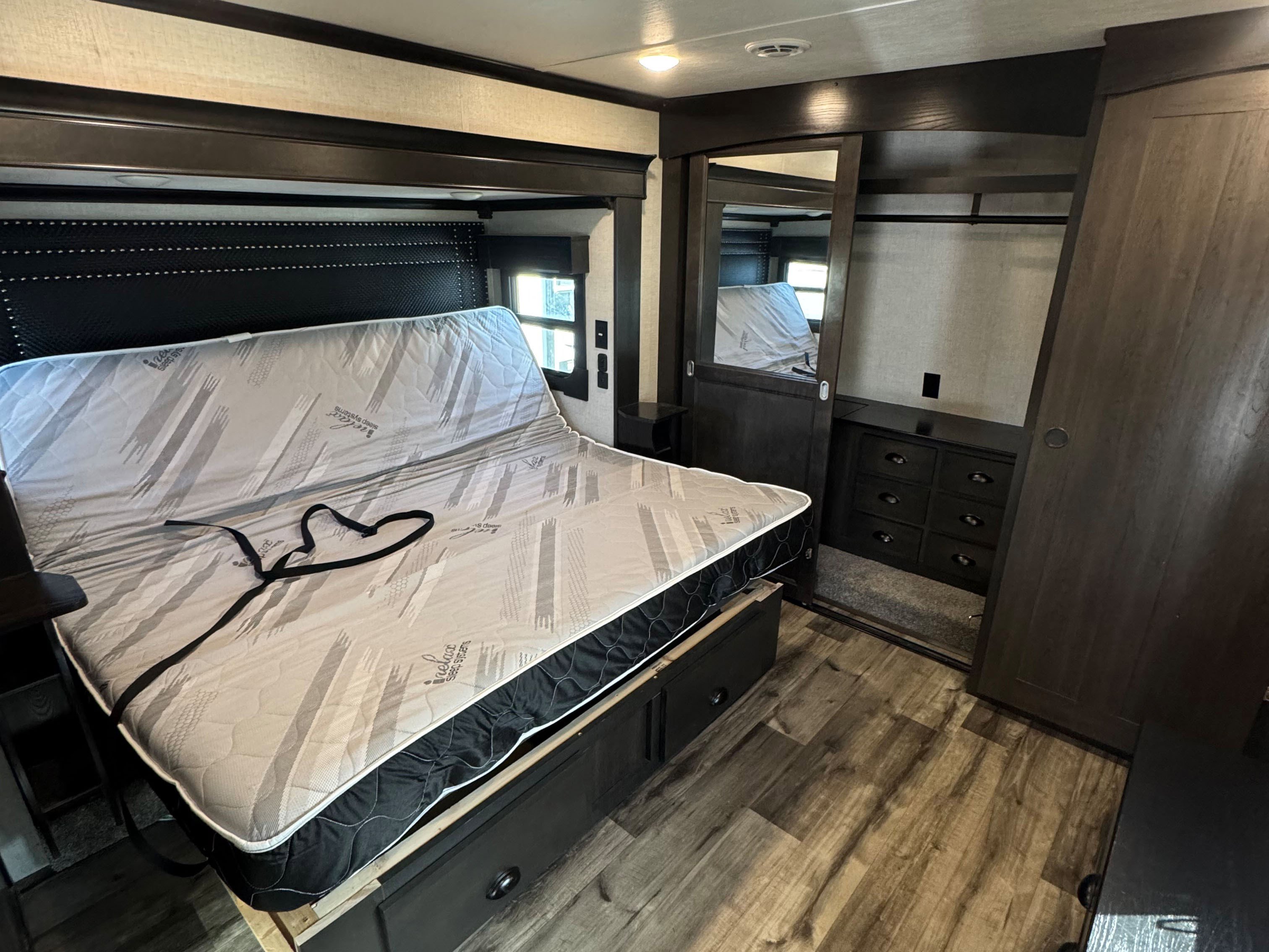2022 CROSSROADS REDWOOD 3401RL - Image 7