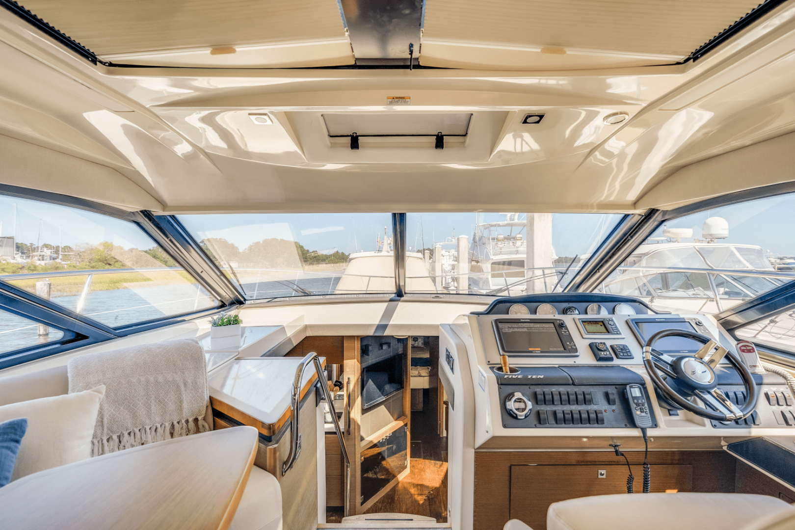 2013 Sea Ray 510 SUNDANCER - Image 59