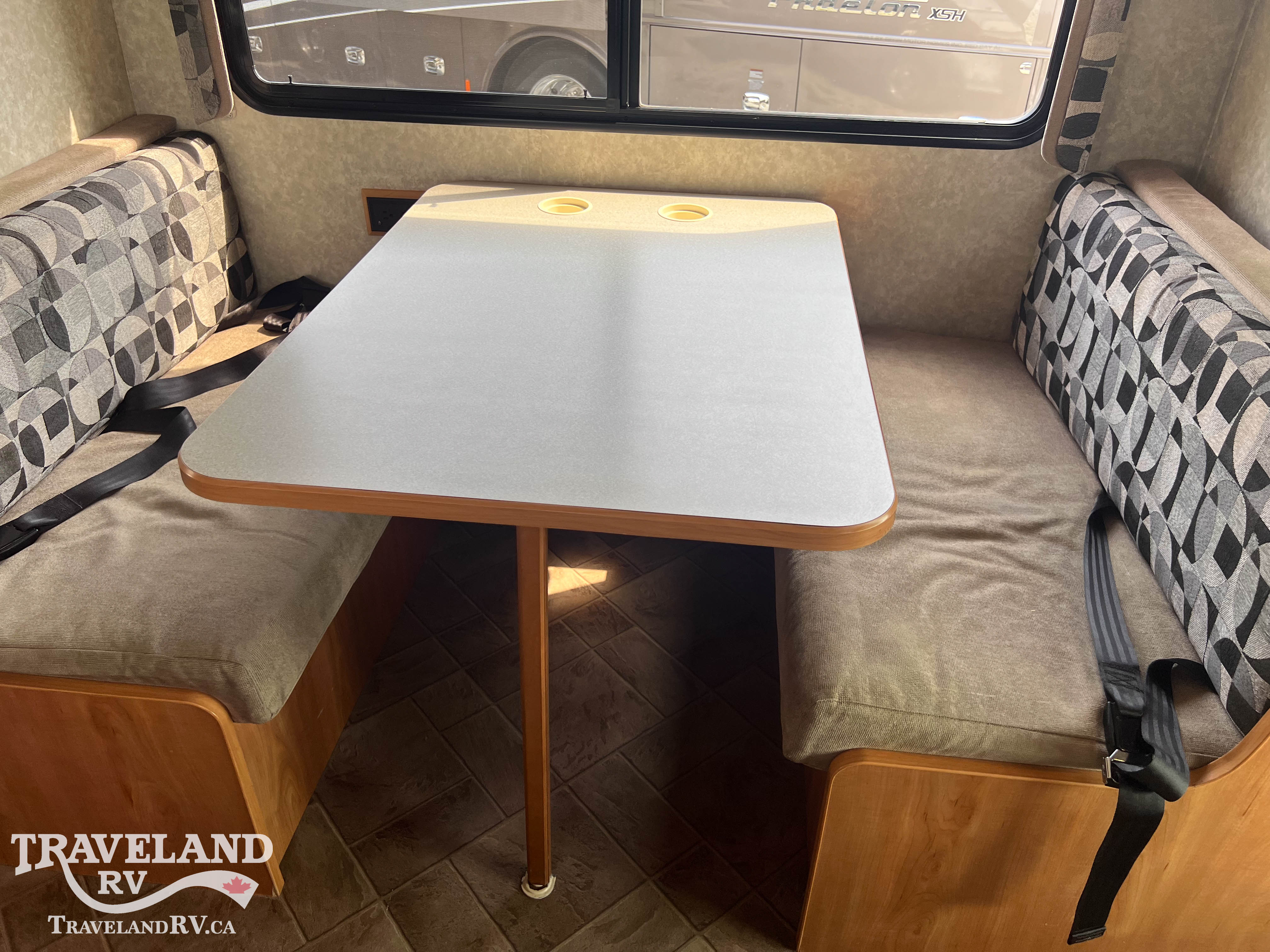 2010 Winnebago Access 24V - Image 13