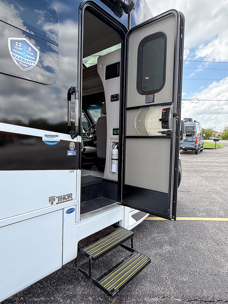2025 THOR MOTORCOACH 24FB - Image 27