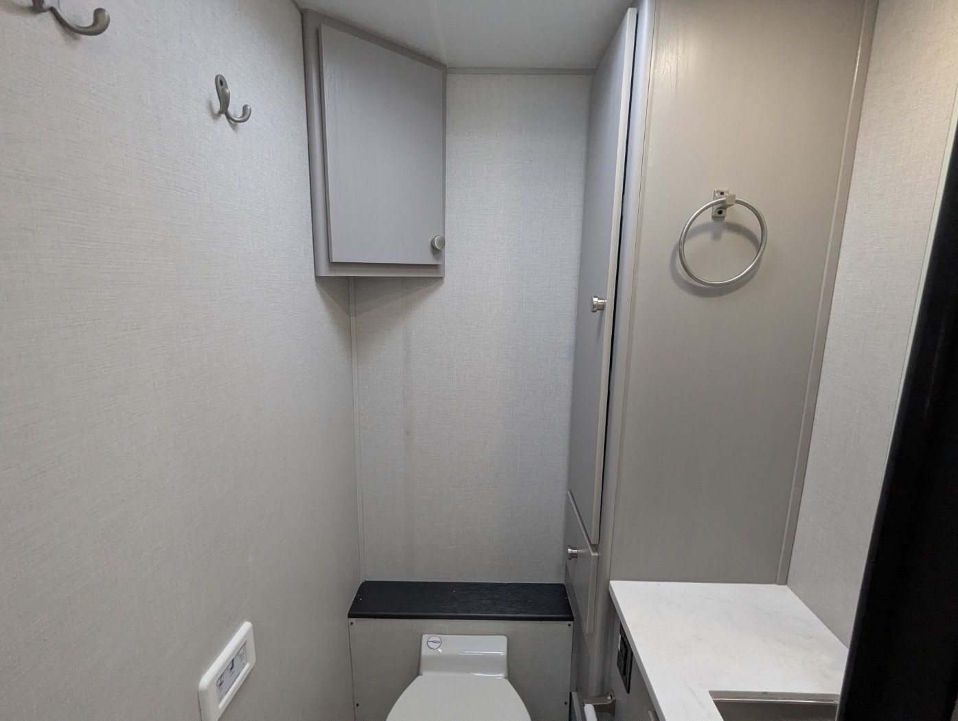 2026 Coachmen Entourage 330DS - Image 25