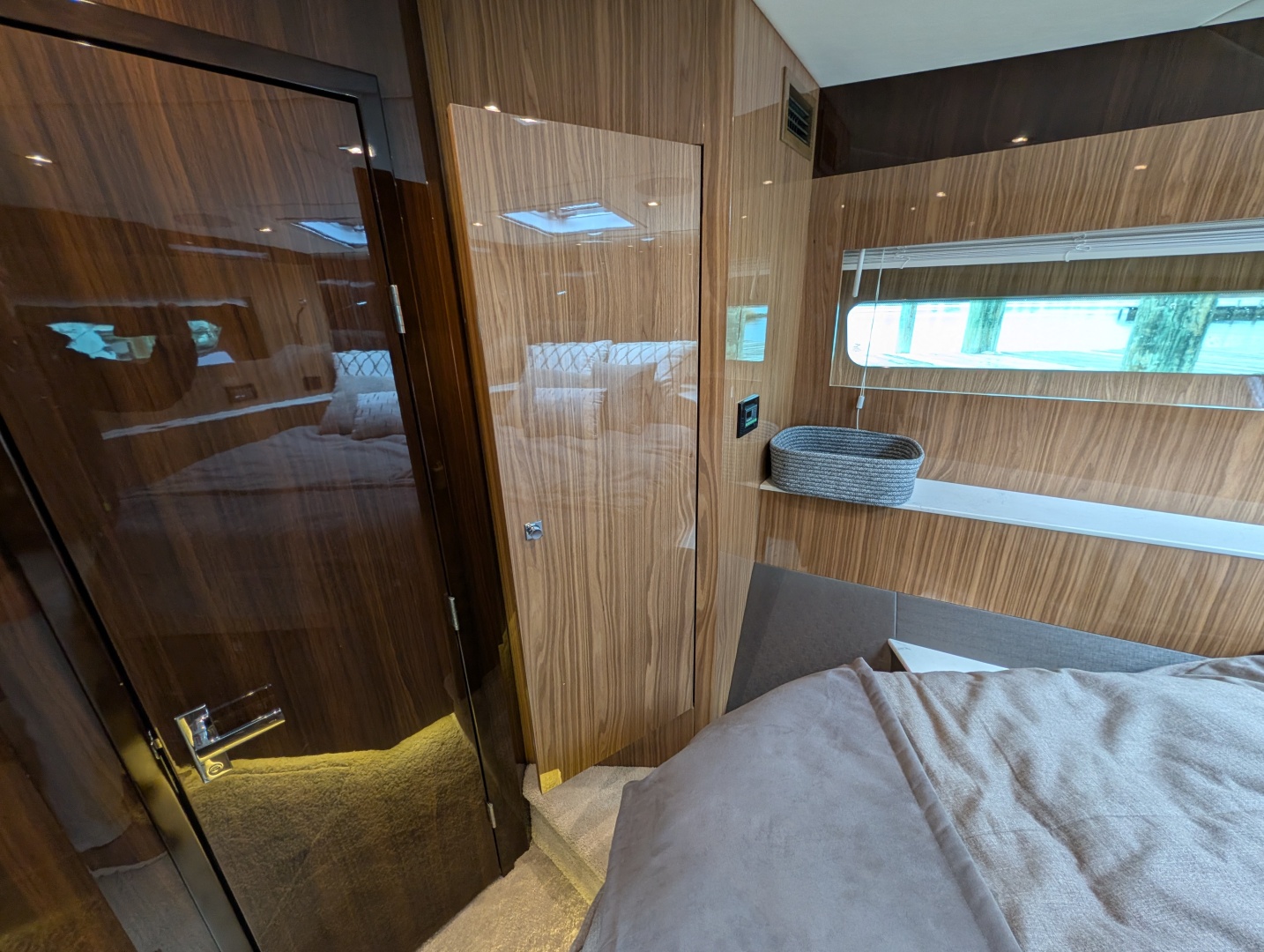 2022 Cruisers Yachts 54 Cantius - Image 50
