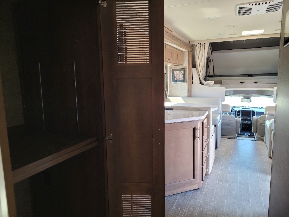 2022 Thor Motor Coach Omni BT36 - Image 25