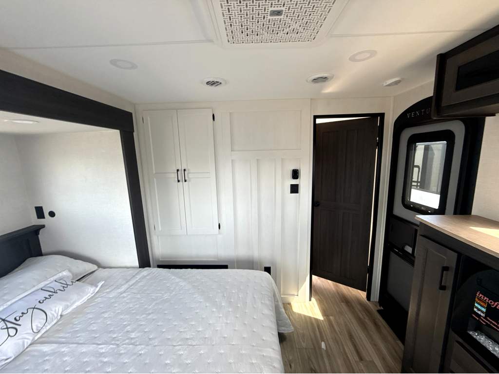 2027 VENTURE RV SPORTTREK 333VFK - Image 22