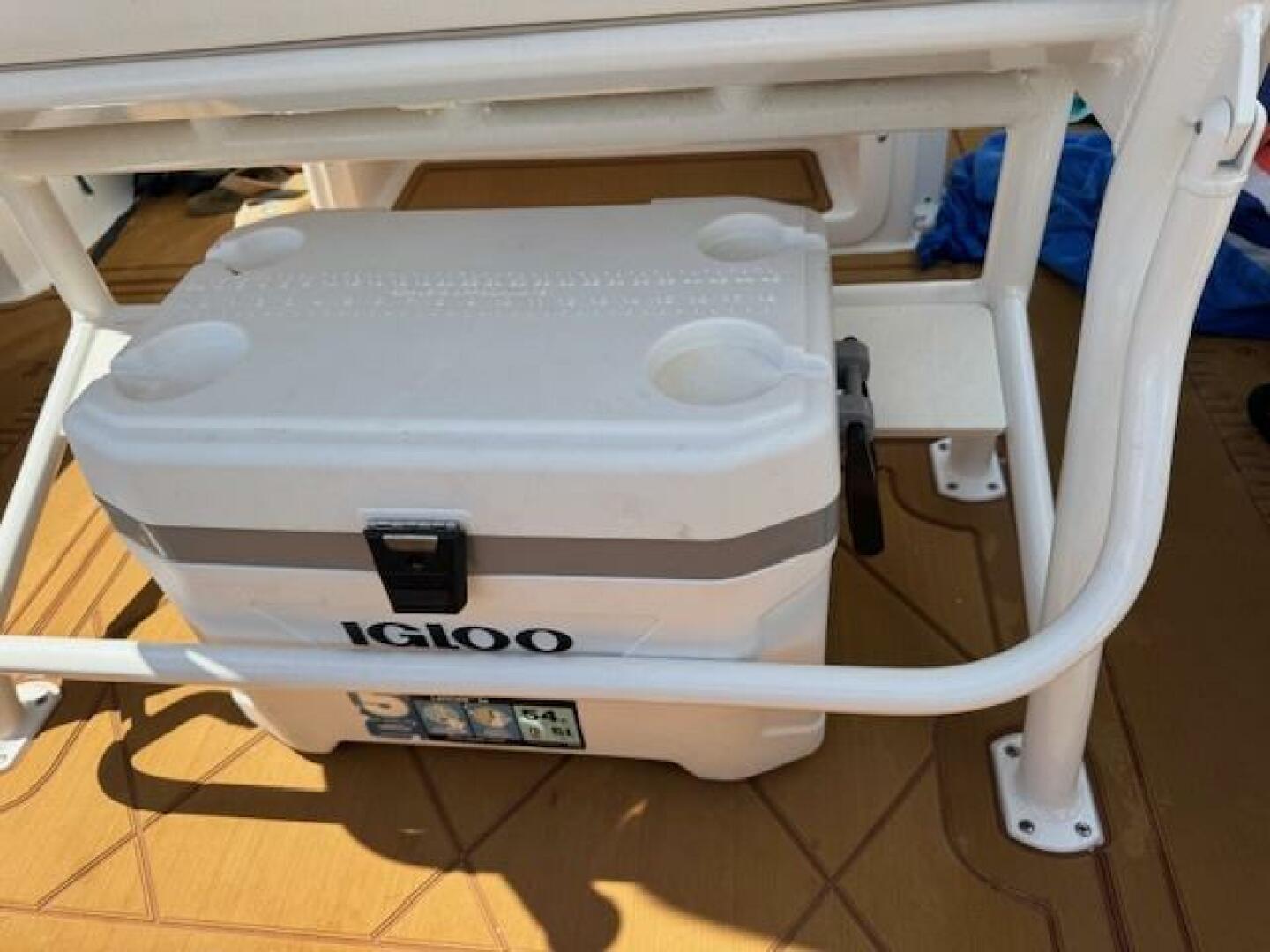2021 Robalo R242 Center Console Base - Image 14