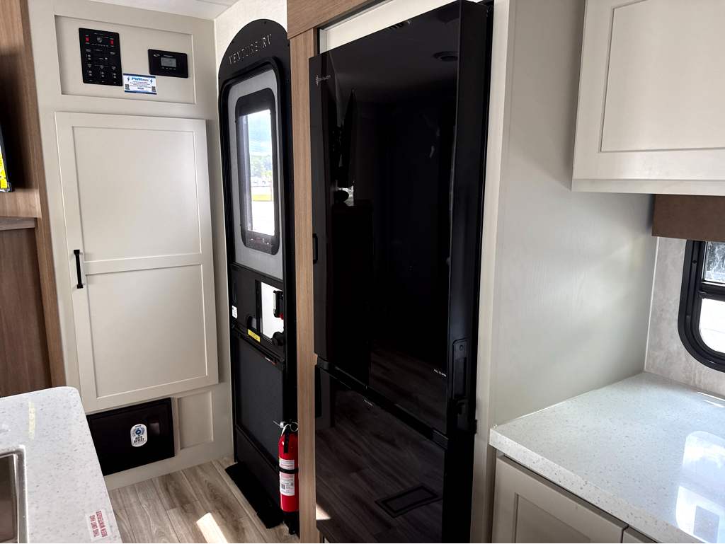 2027 VENTURE RV SPORTTREK 333VIK - Image 25