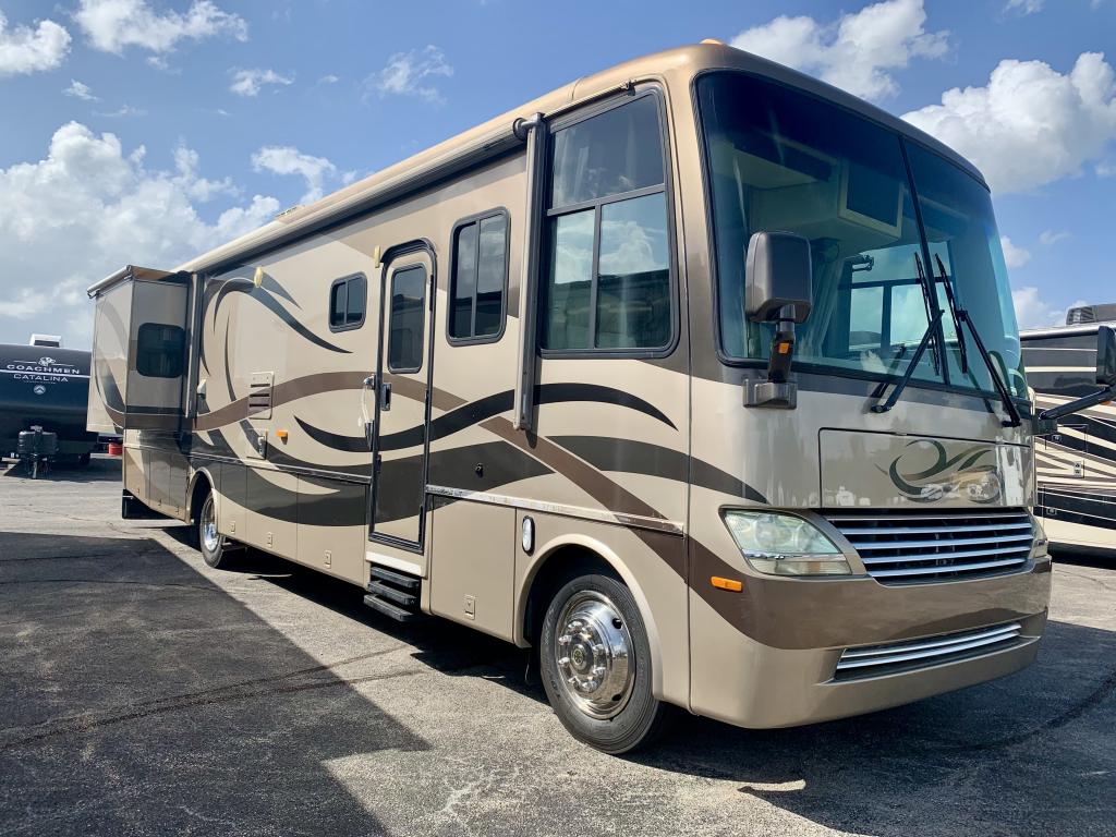 2005 MOUNTAIN AIRE 3778-WORKHORSE - Image 1