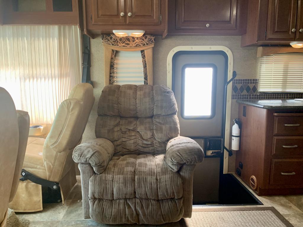 2013 THOR DAYBREAK 32HD - Image 14