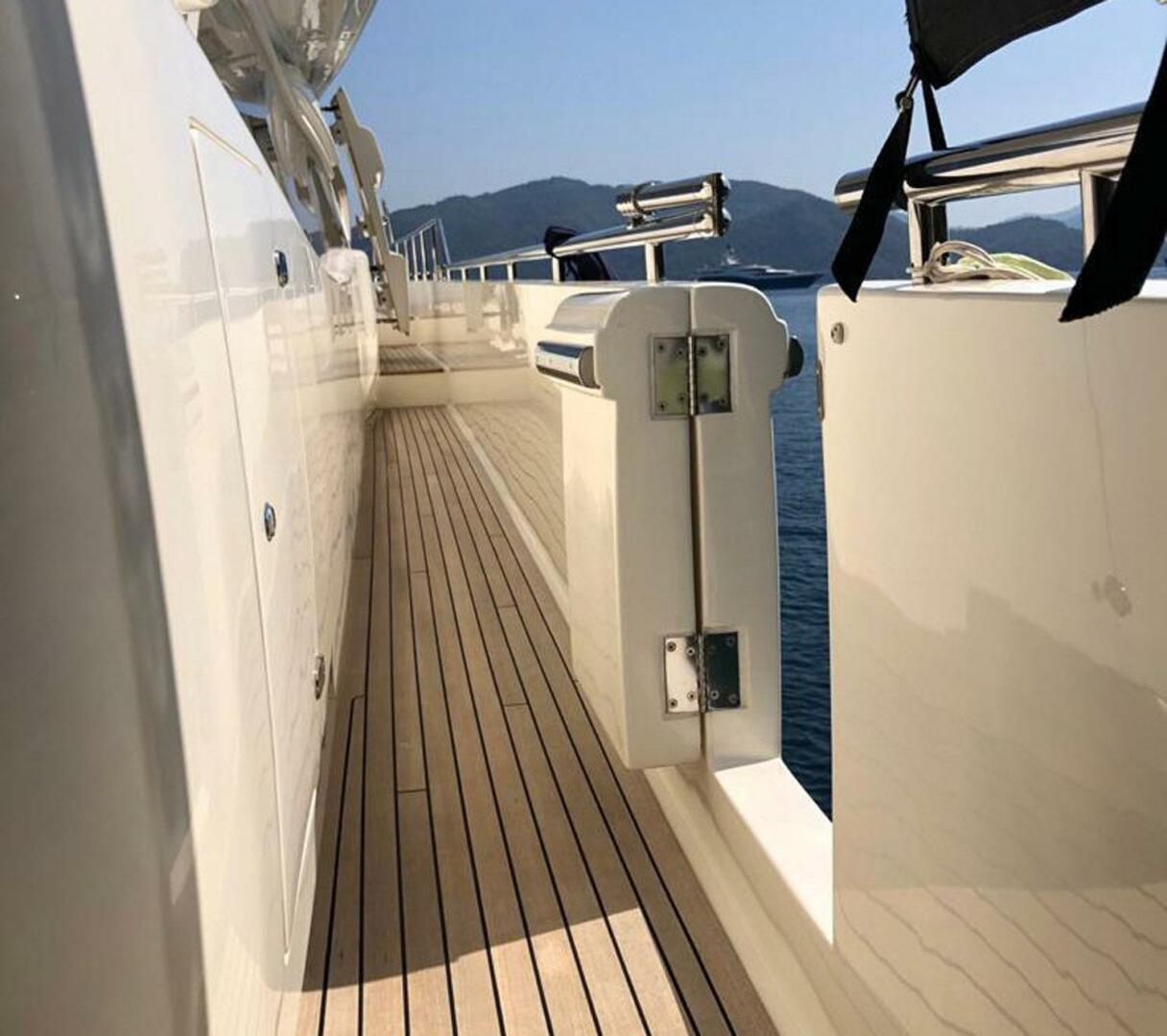 2008 Ferretti Yachts 830 - Image 3