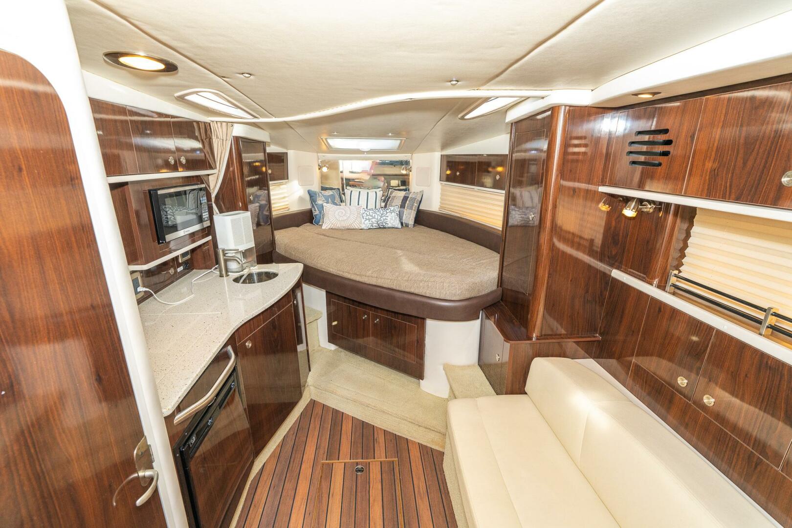 2016 Sea Ray 330 Sundancer - Image 14