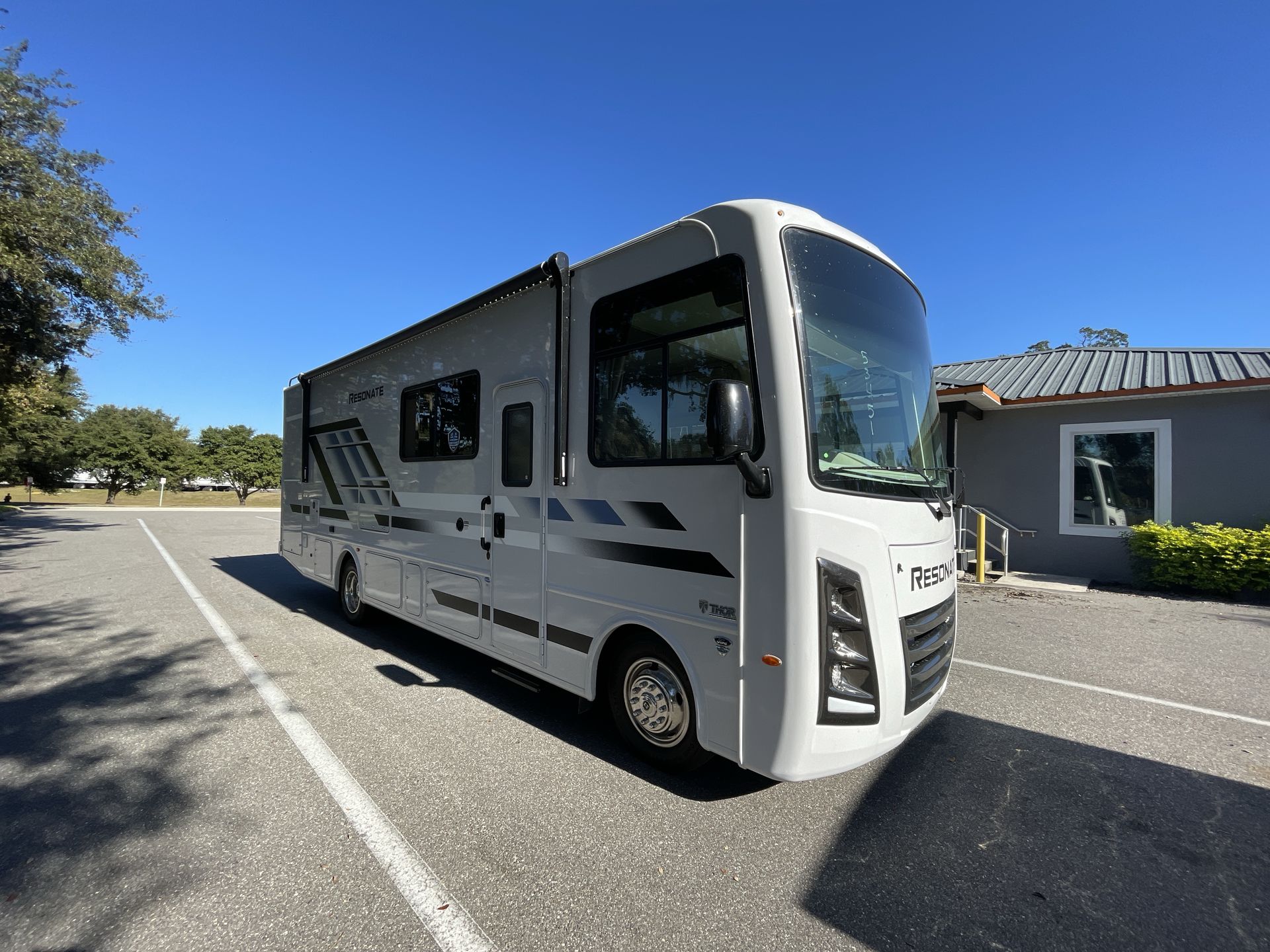 2026 Thor Motor Coach Resonate