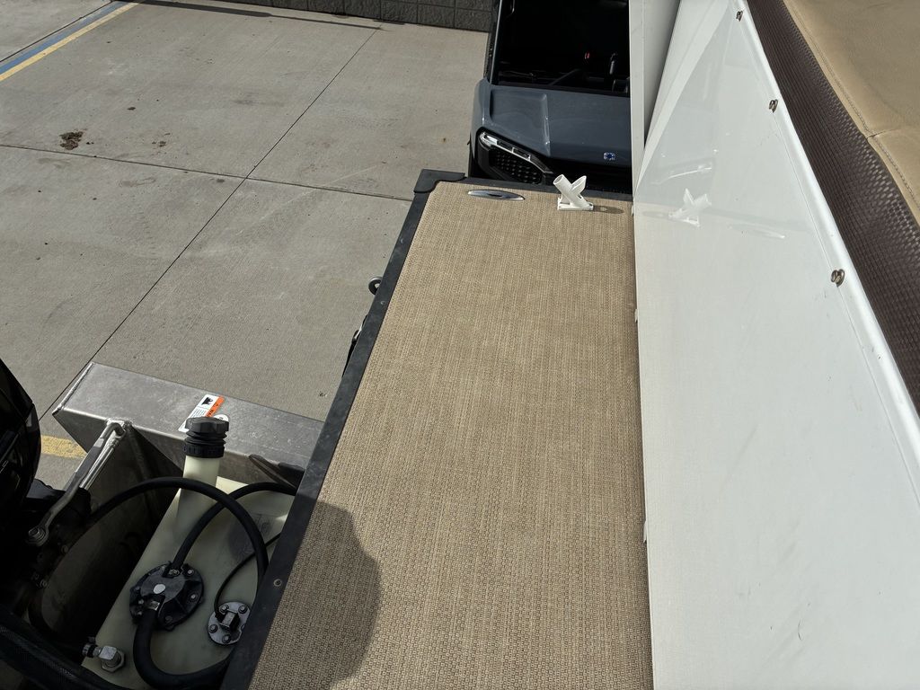 2015 Larson Escape 2200 RT - Image 27