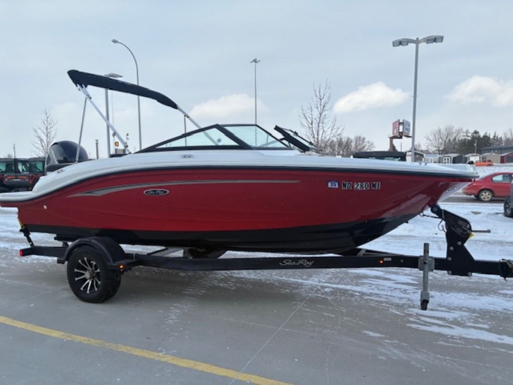 2023 Sea Ray SPX 190 Outboard - Image 5