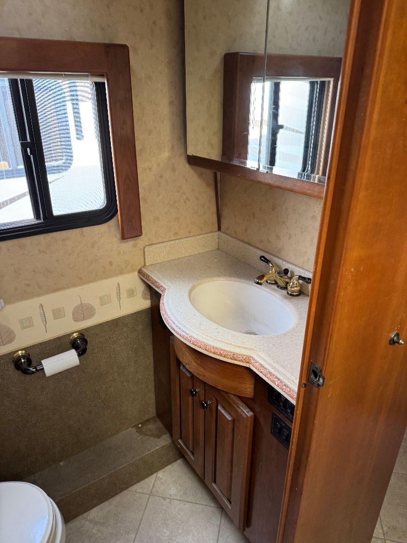 2004 Monaco Executive 40PBT - Image 15
